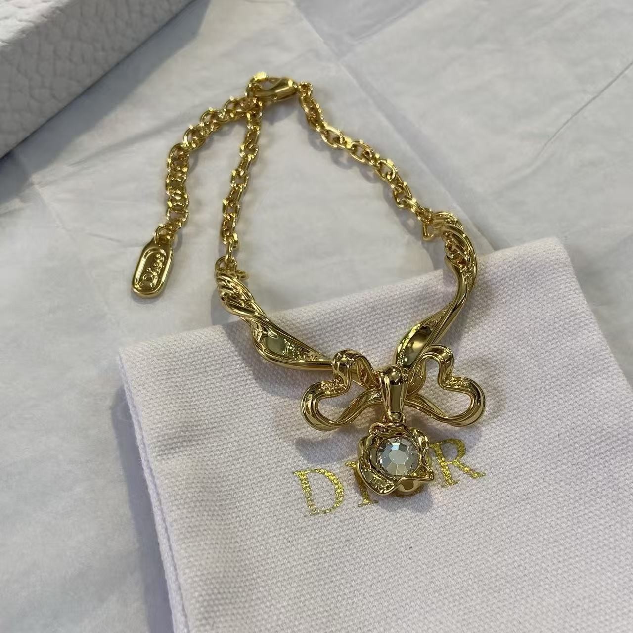 <p>DIOR 蝴蝶结流苏手链</p>