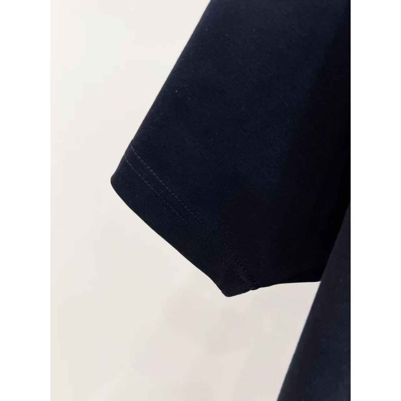 <p>MONCLER&nbsp;短袖T恤(黑)</p>