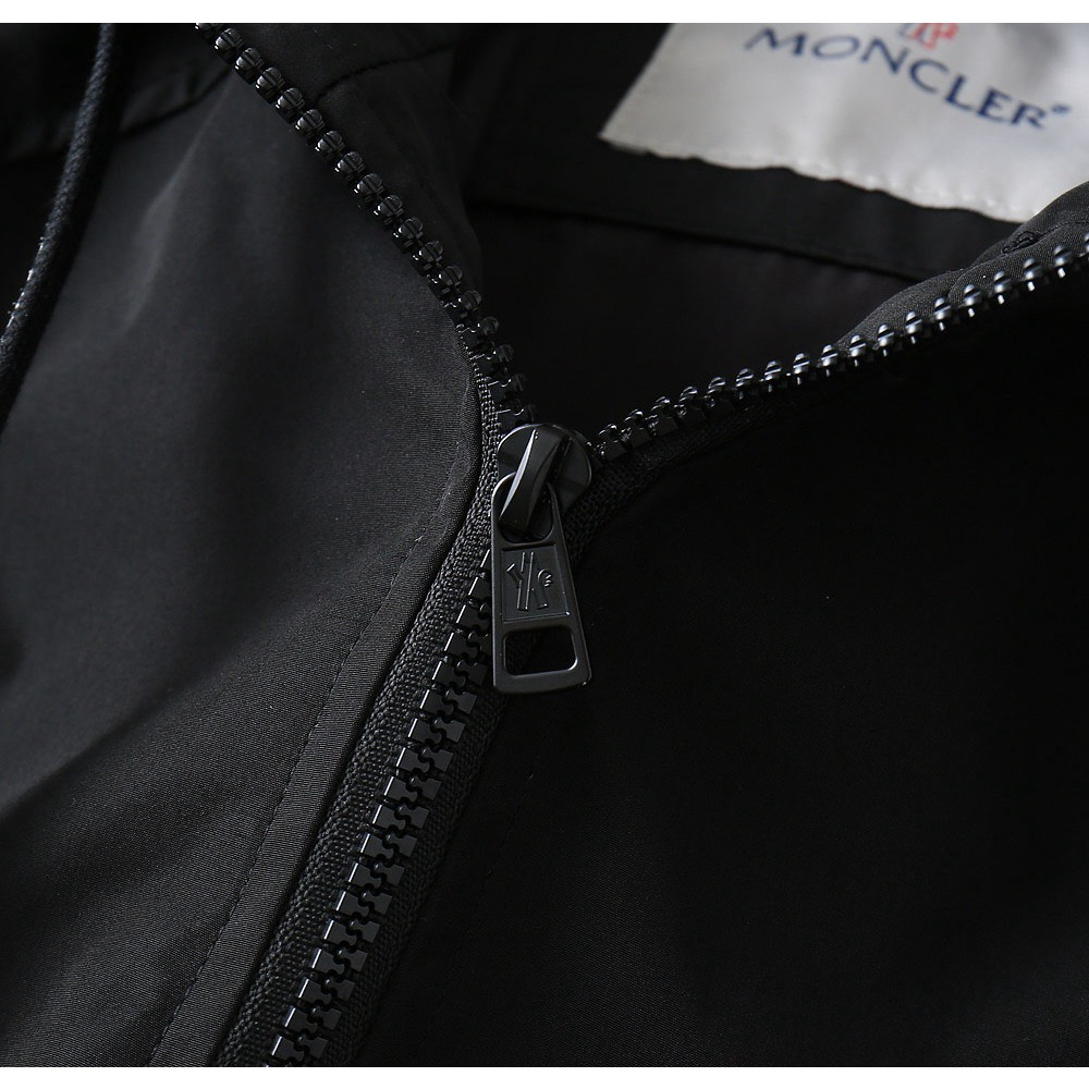 <p>MONCLER 新款男士夹克外套</p>