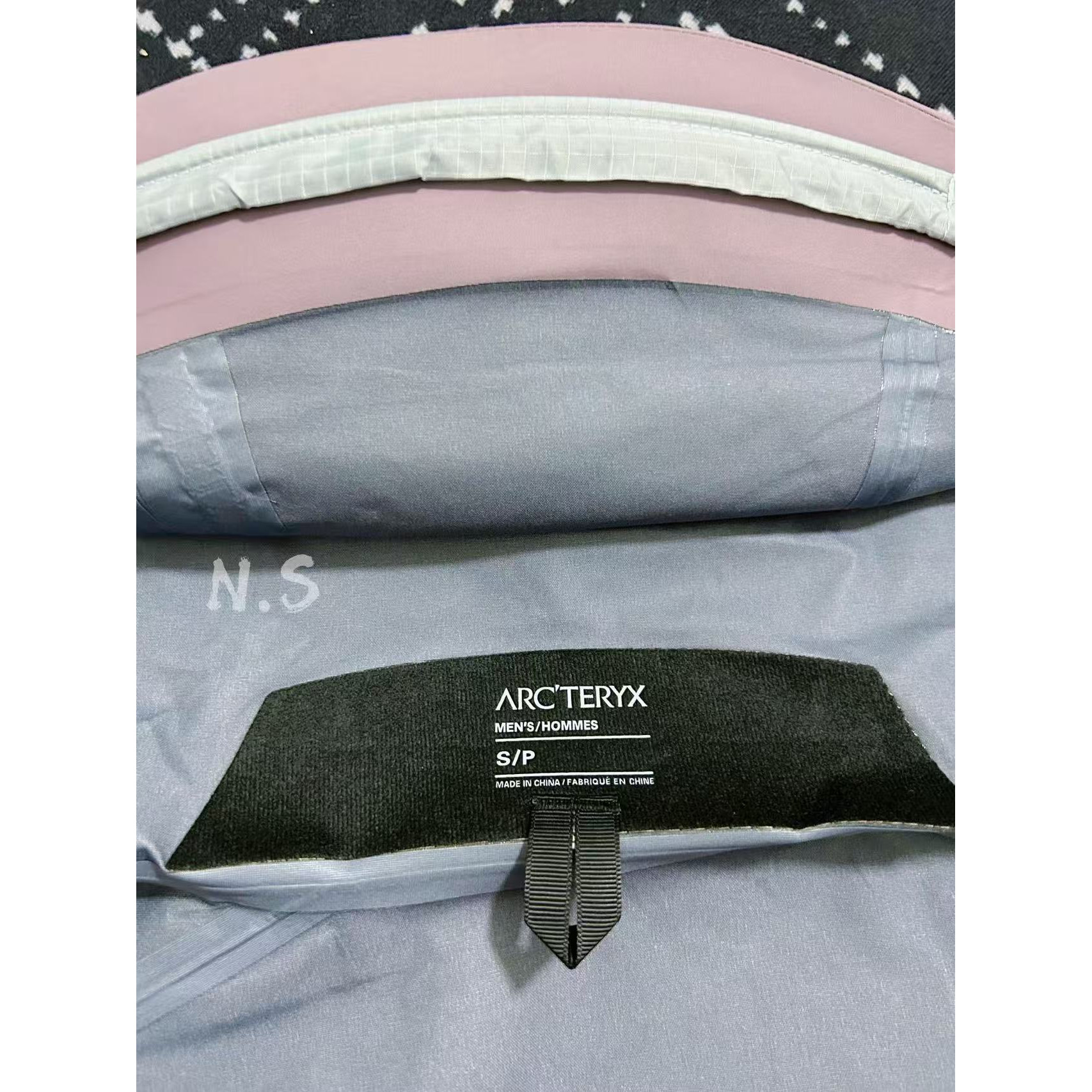 <p>Arc'teryx Beta系列 SL GORE-TEX 硬壳刺绣连帽防水防风透气冲锋衣 (星际紫)</p>