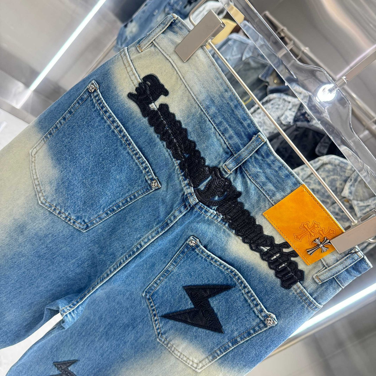 <p>CHROME HEARTS&nbsp;牛仔裤</p>