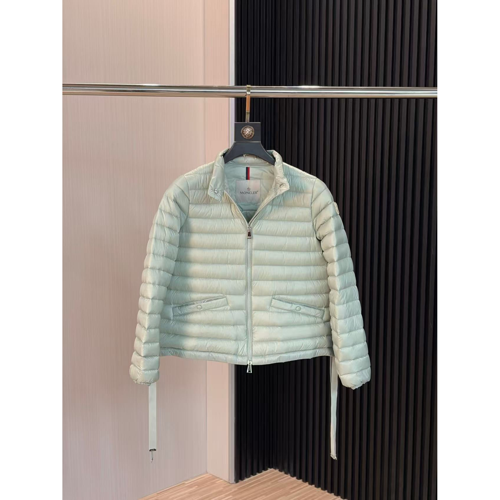 <p>MONCLER Aza系列羽绒服(綠)</p>