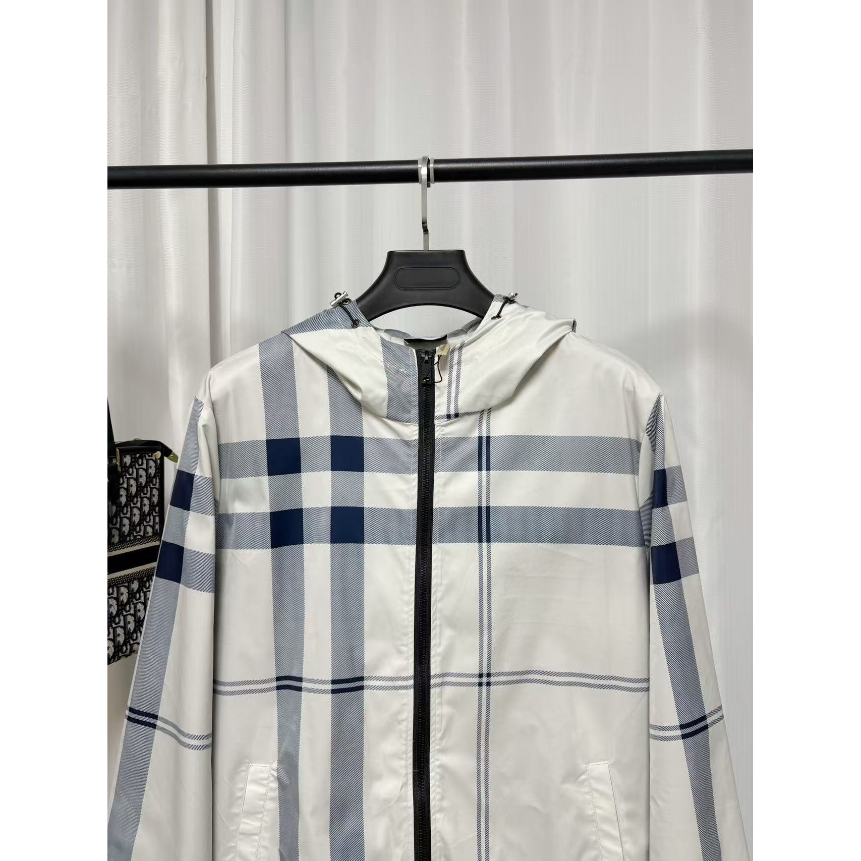 <p>Burberry 夹克外套(白)</p>