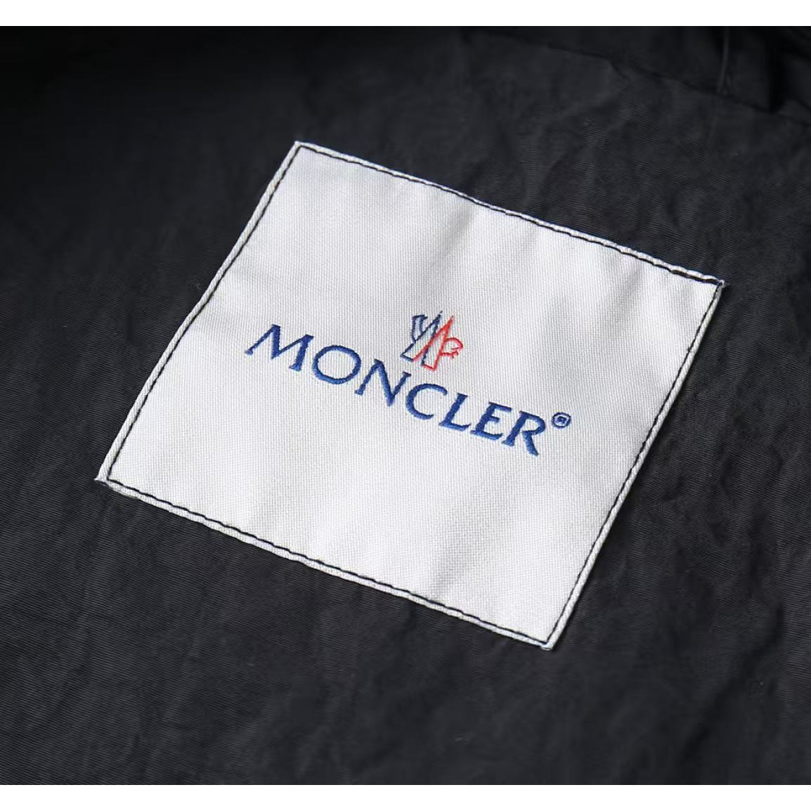 <p>MONCLER 男士夹克外套(800820)</p>