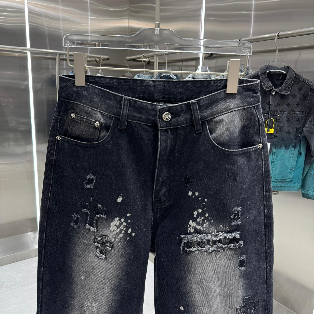 <p>CHROME HEARTS 十字架磨破牛仔裤(黑)</p>