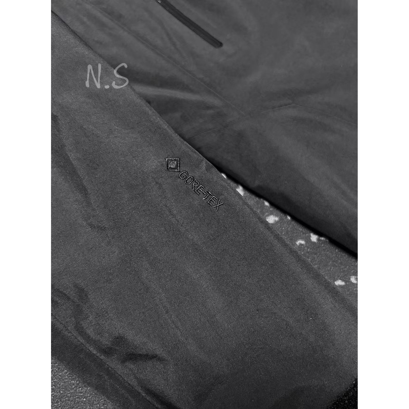<p>Arc'teryx SL硬壳冲锋衣(黑)</p>