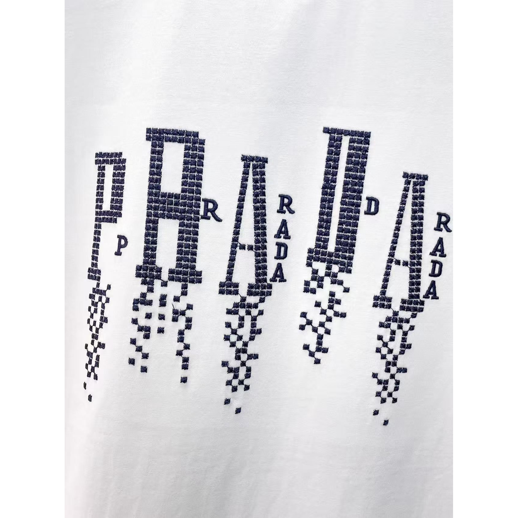 <p>PRADA 专柜新款短袖T恤(白)</p>
