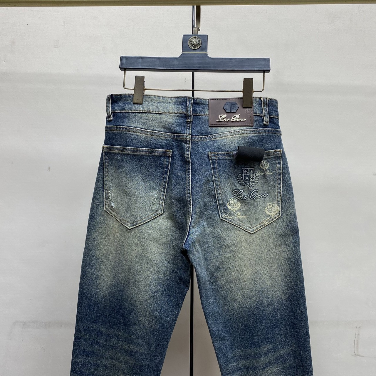 <p>Loro Piana 欧洲专柜新款修身小直筒牛仔裤</p>