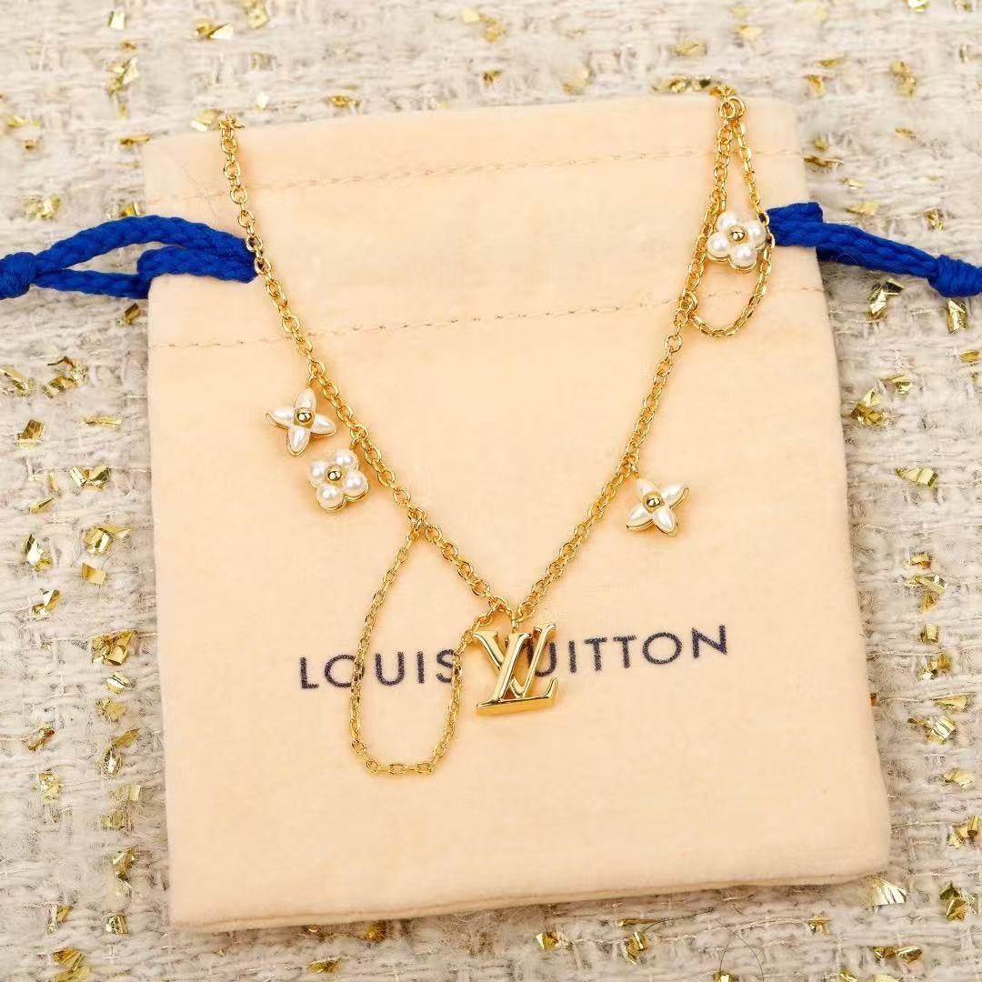 <p>LV&nbsp;奶昔花流苏项链</p>