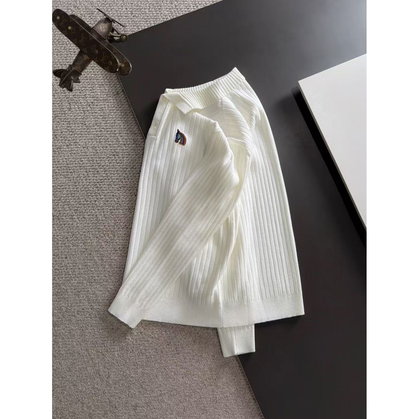 <p>HERMES 秋冬官网最新毛衣(白)</p>