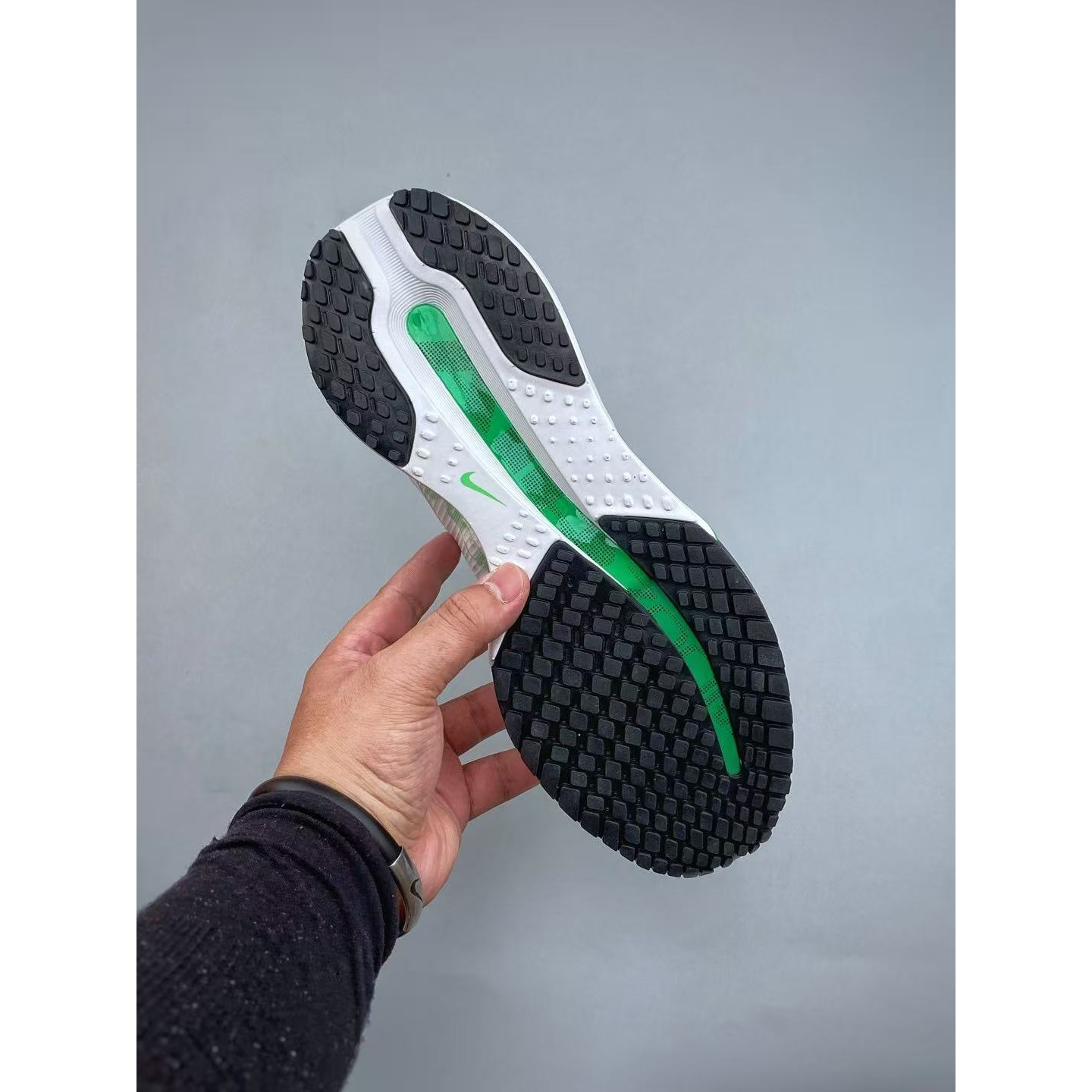 <p>Nike Air Zoom Pegasus Premium 网面全掌气垫缓震跑鞋</p>