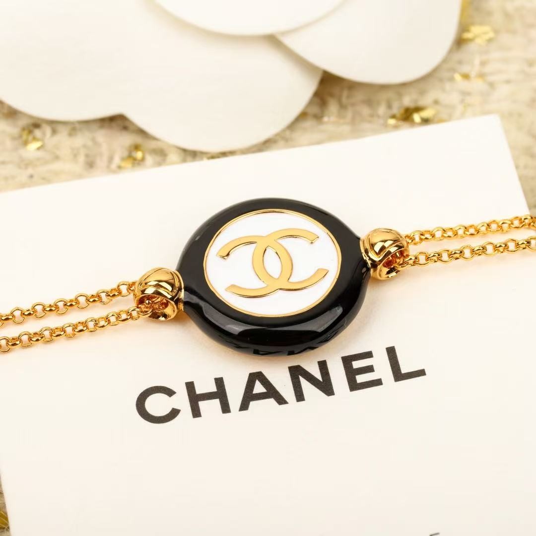 <p>CHANEL&nbsp;白纽扣圆形珐琅双c手链</p>