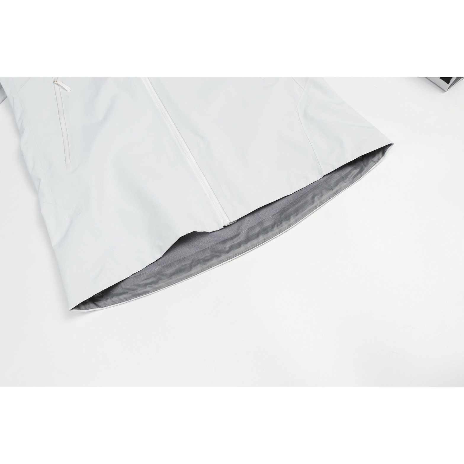 <p>Arc'teryx Bate SL 轻质透气连帽冲锋衣(白)</p>