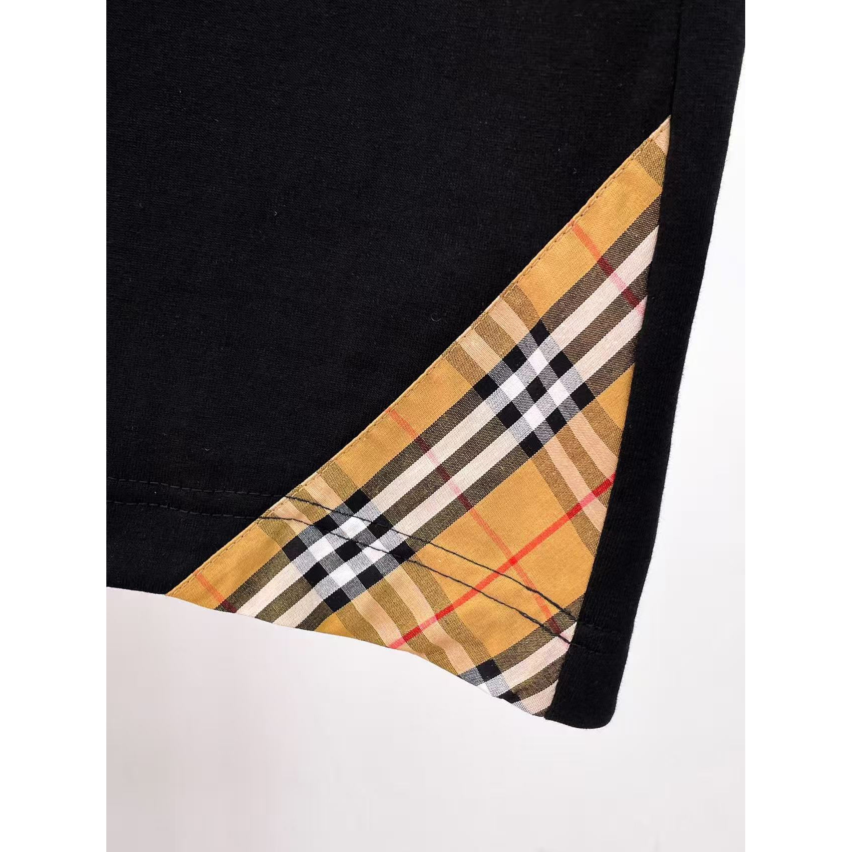 <p>BURBERRY&nbsp;专柜新款短袖T恤(黑)</p>