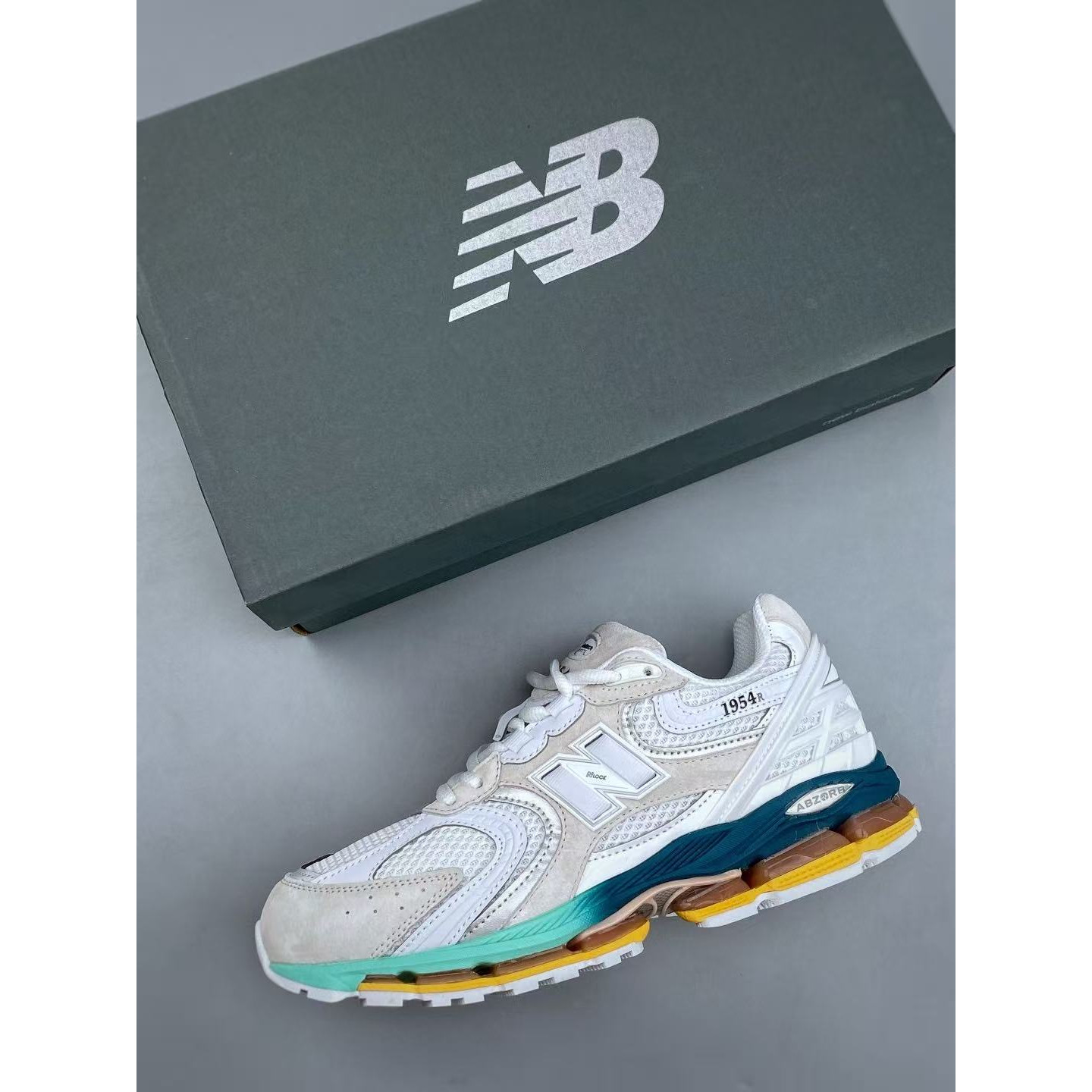 <p>New Balance 运动慢跑鞋(白)&nbsp;</p>
