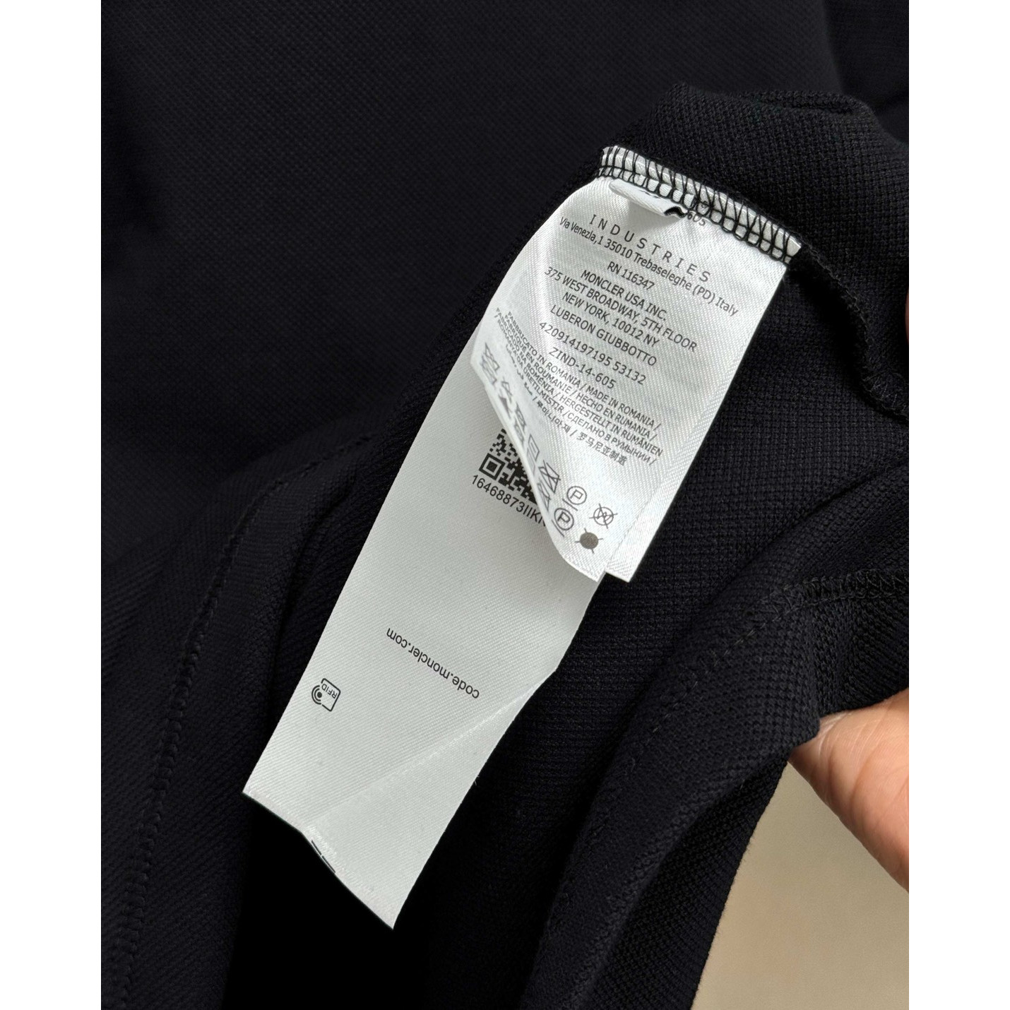 <p>MONCLER&nbsp;短袖翻领polo衫(黑)</p>