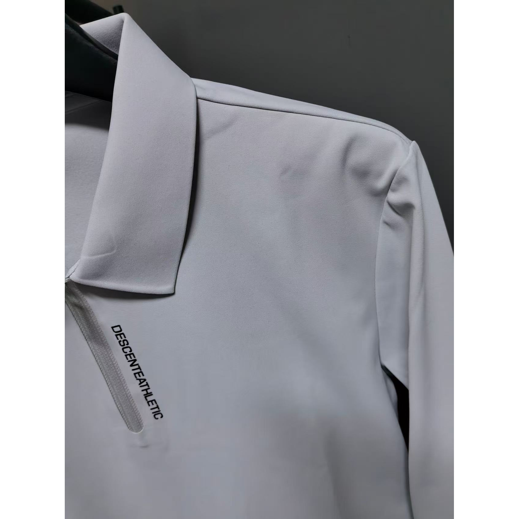 <p>Descente 半拉连长袖打底(淺灰)</p>