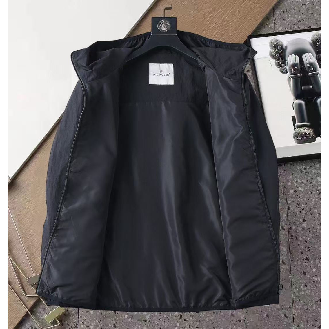 <p>MONCLER 男士夹克外套(800820)</p>