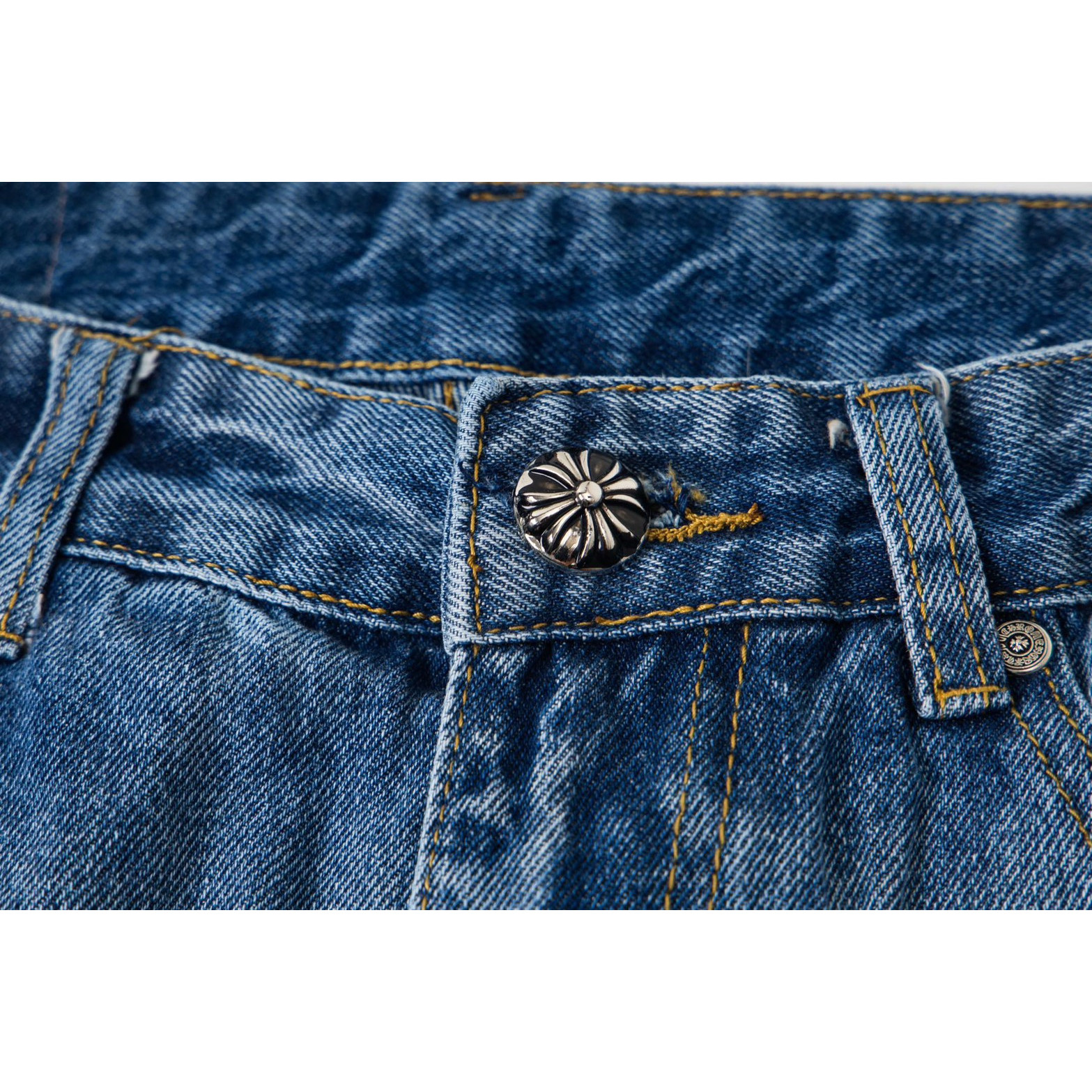 <p>CHROME HEARTS 浅蓝裤梵文黄白拼皮牛仔裤(1804#)</p>