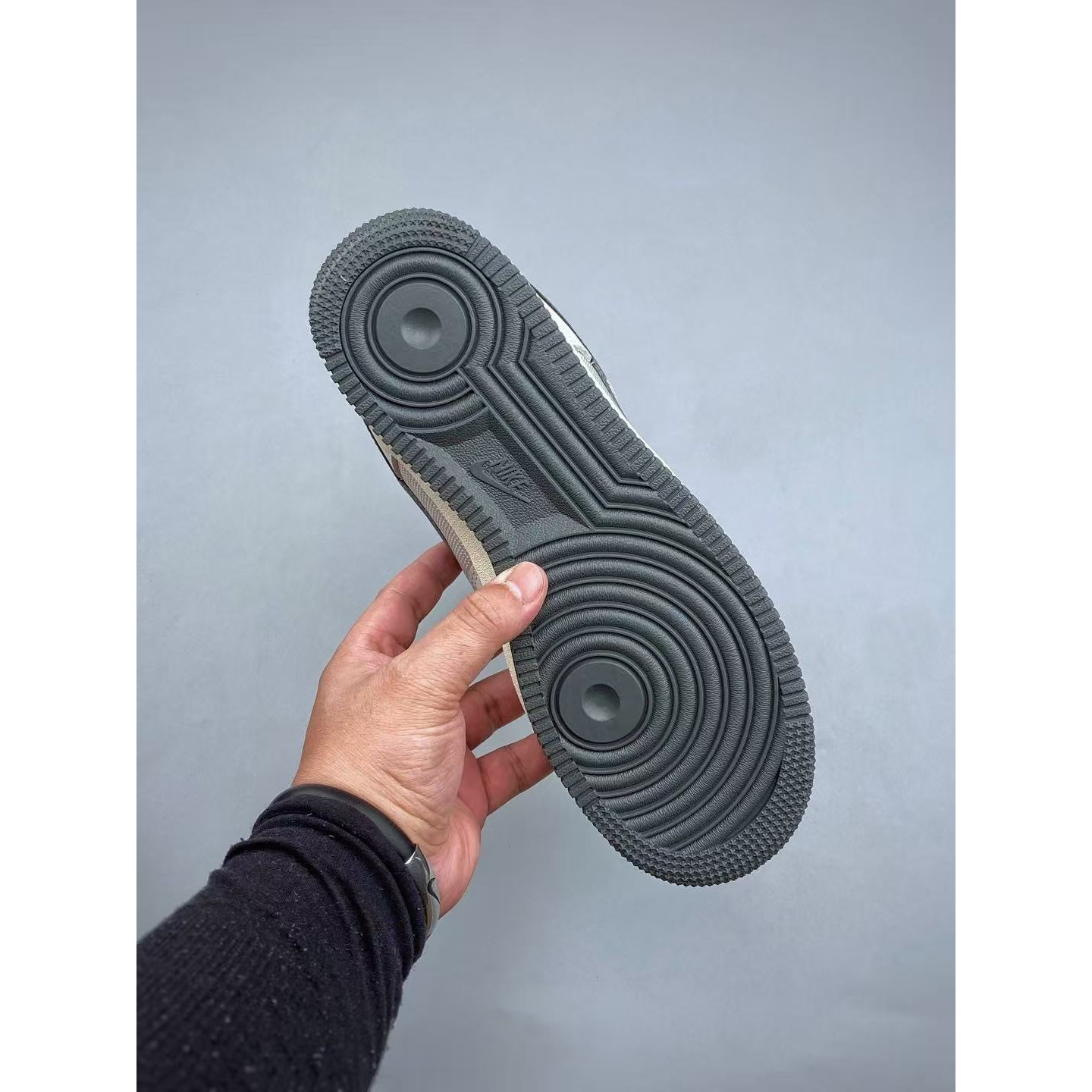 <p>NIKE AIR FORCE 1 LOW&nbsp; 休闲鞋(灰)&nbsp;</p>