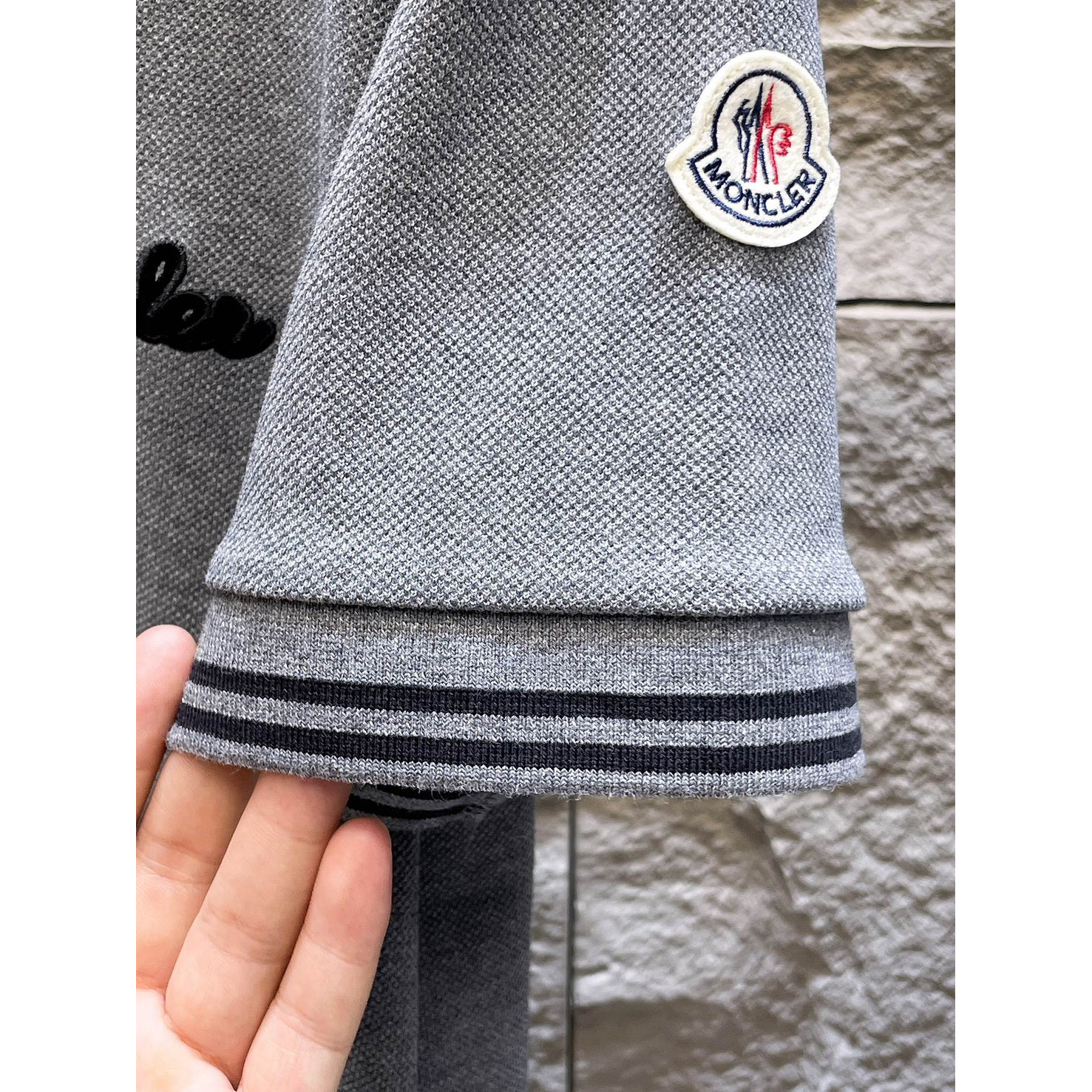 <p>MONCLER&nbsp;短袖翻领polo衫(灰)</p>