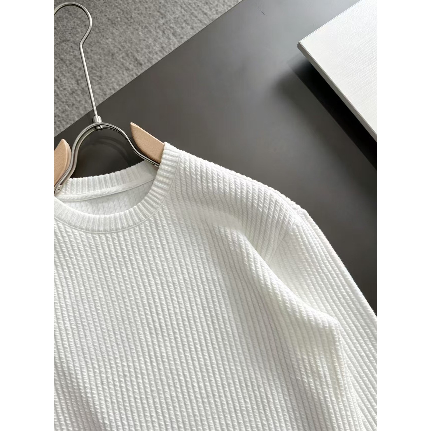 <p>Loewe 高品质男士卫衣(白)</p>