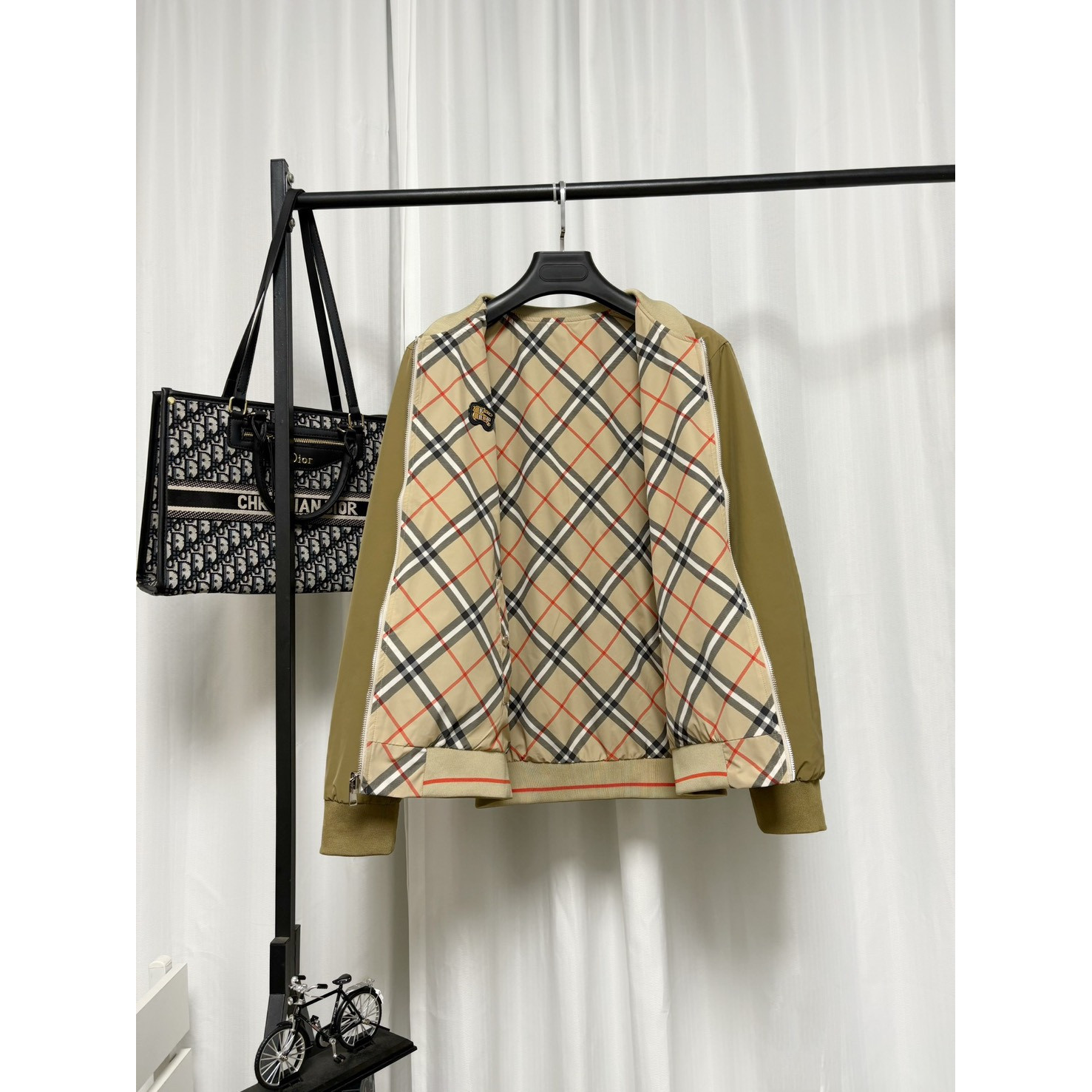 <p>Burberry 双面穿夹克外套</p>
