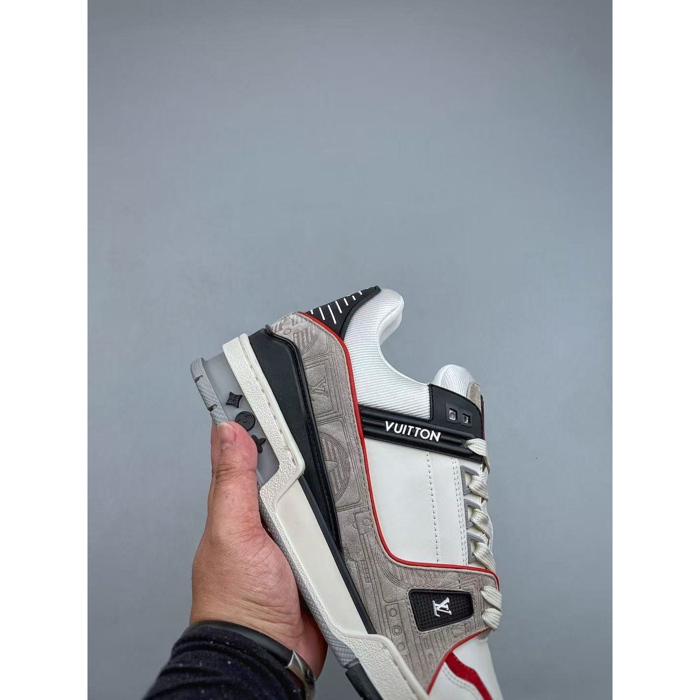 <p>LV Trainer 经典板鞋</p>