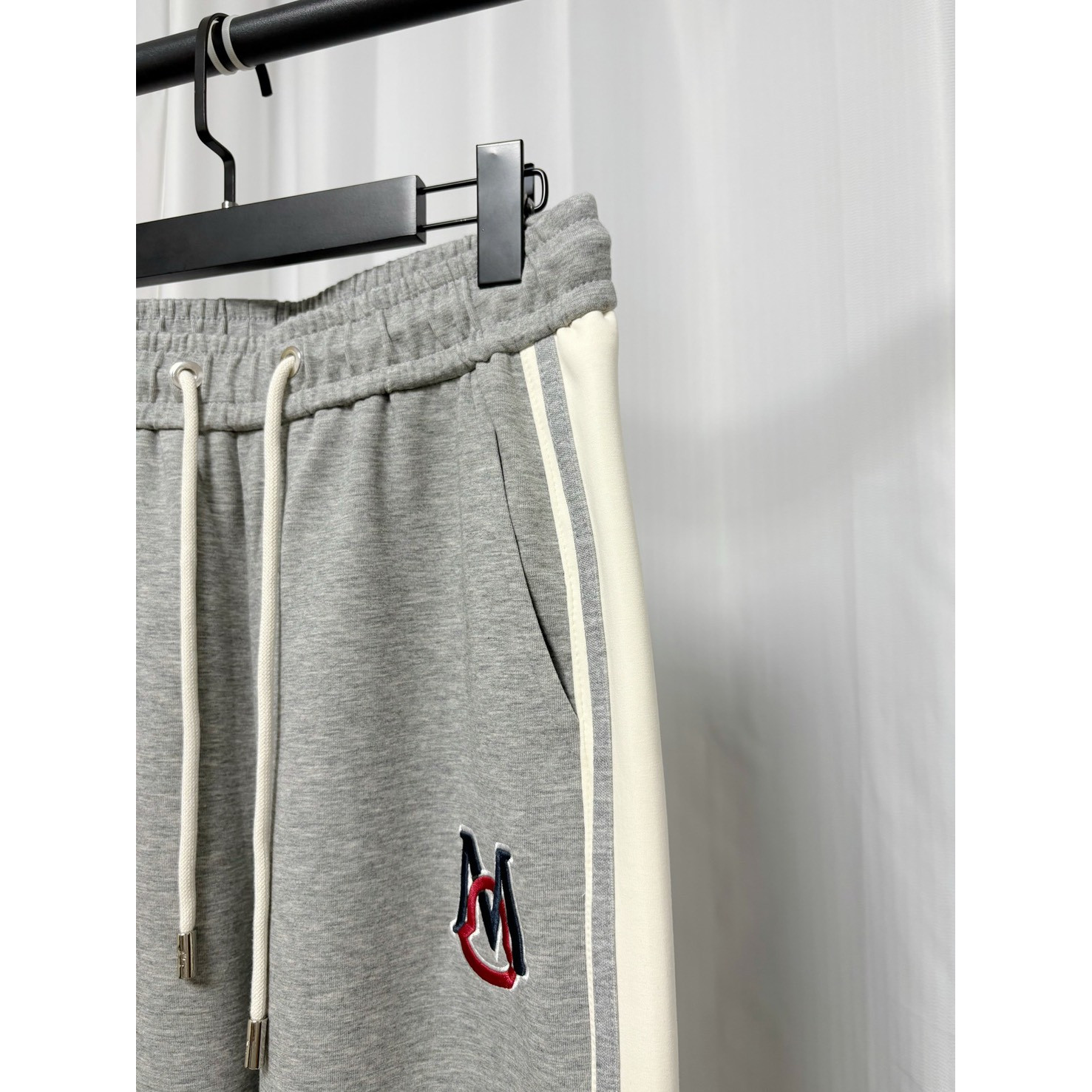 <p>&nbsp;Moncler 蒙口休闲长裤(灰)</p>
