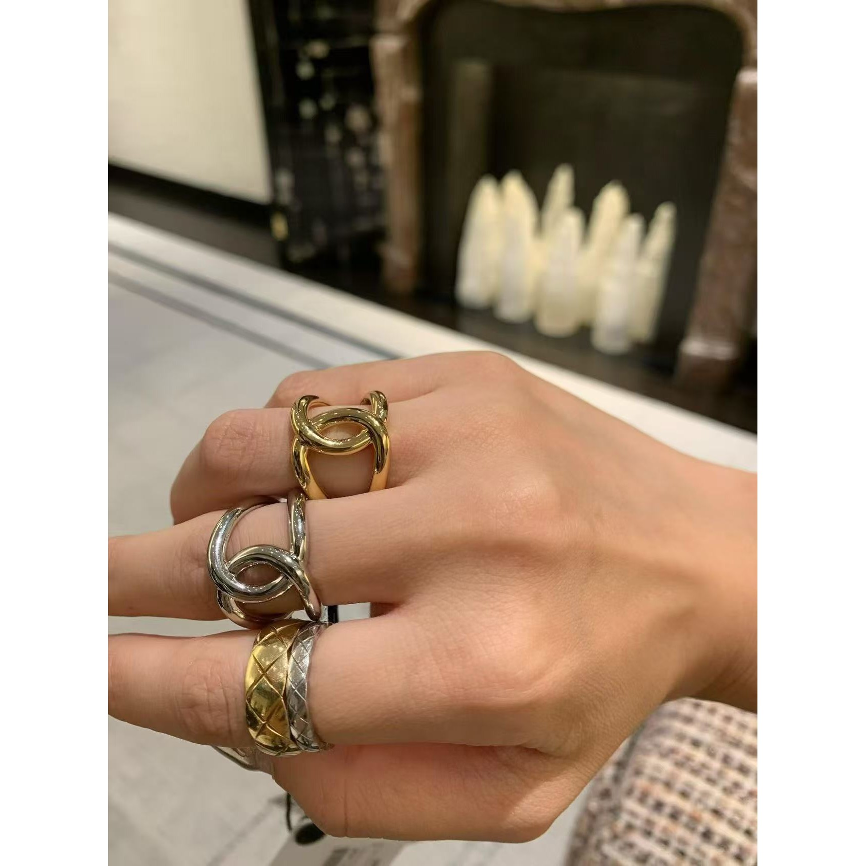 <p>CHANEL 镂空双c戒指</p>