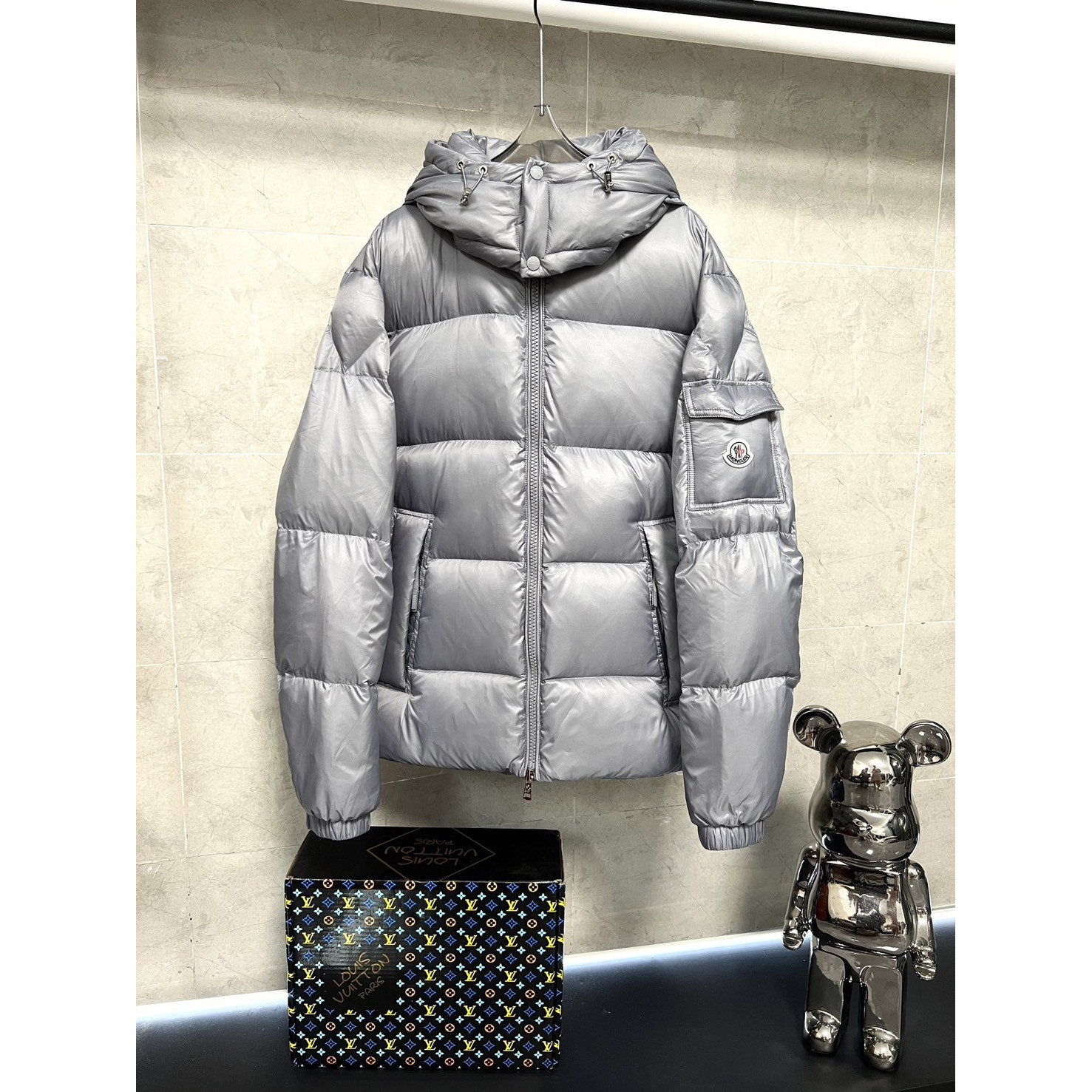 <p>Moncler 羽绒服 (銀)</p>