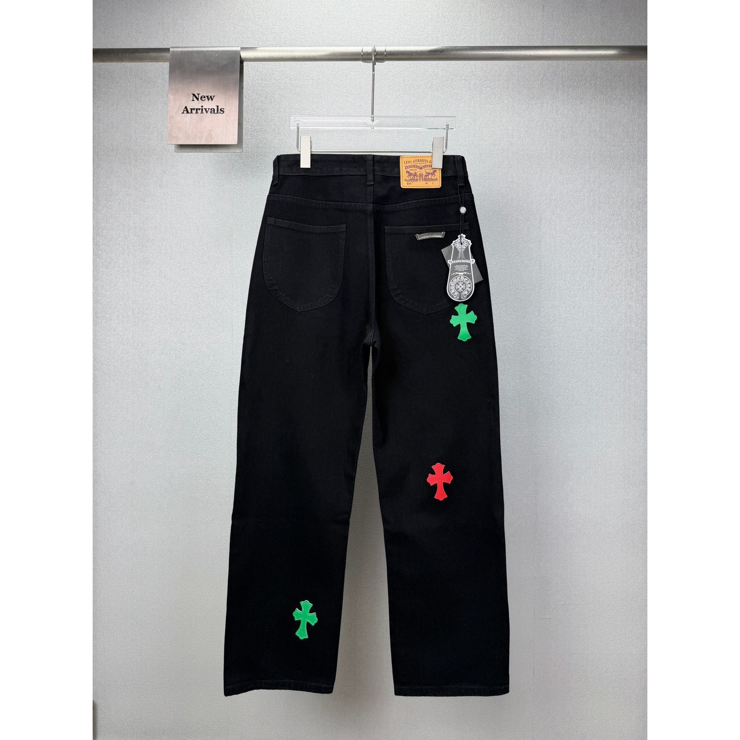 <p>CHROME HEARTS 红绿十字架拼皮情侣款水洗宽松牛仔裤((黑)</p>