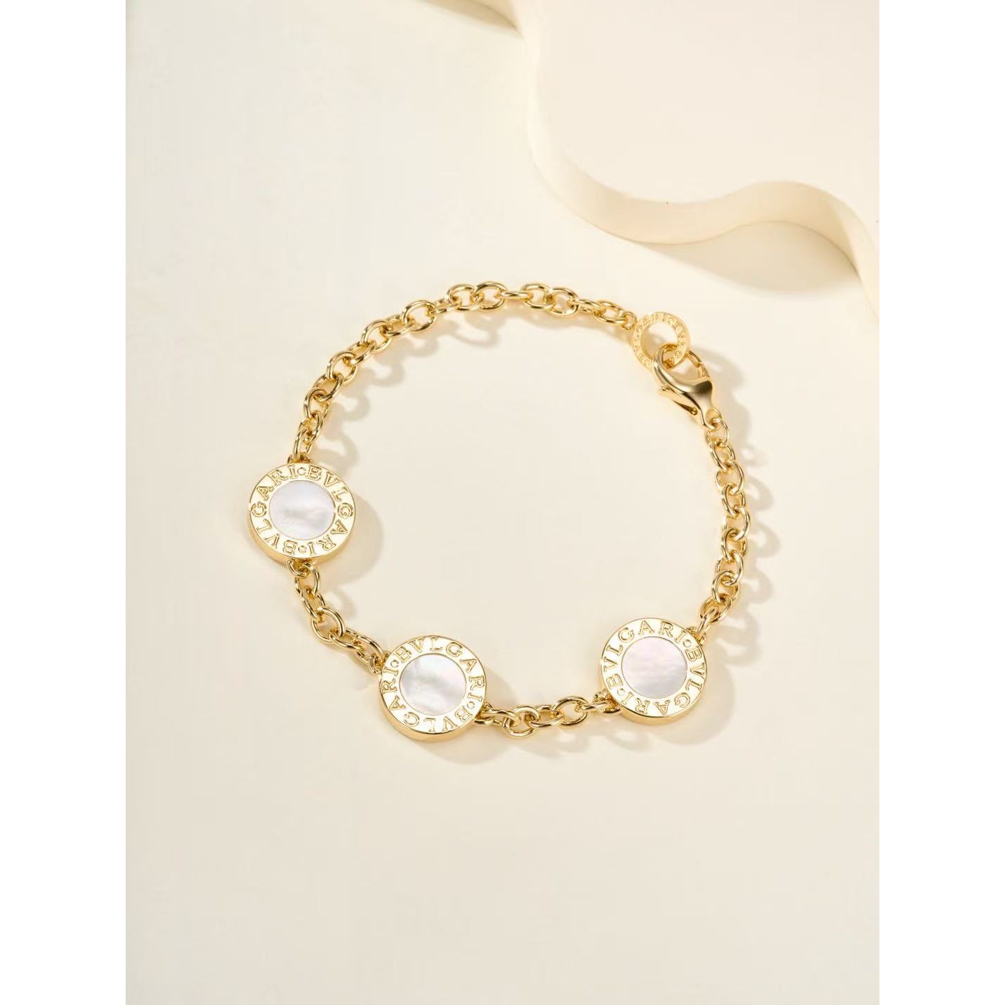 <p>Bvlgari logo钱币系列粗金色手链</p>