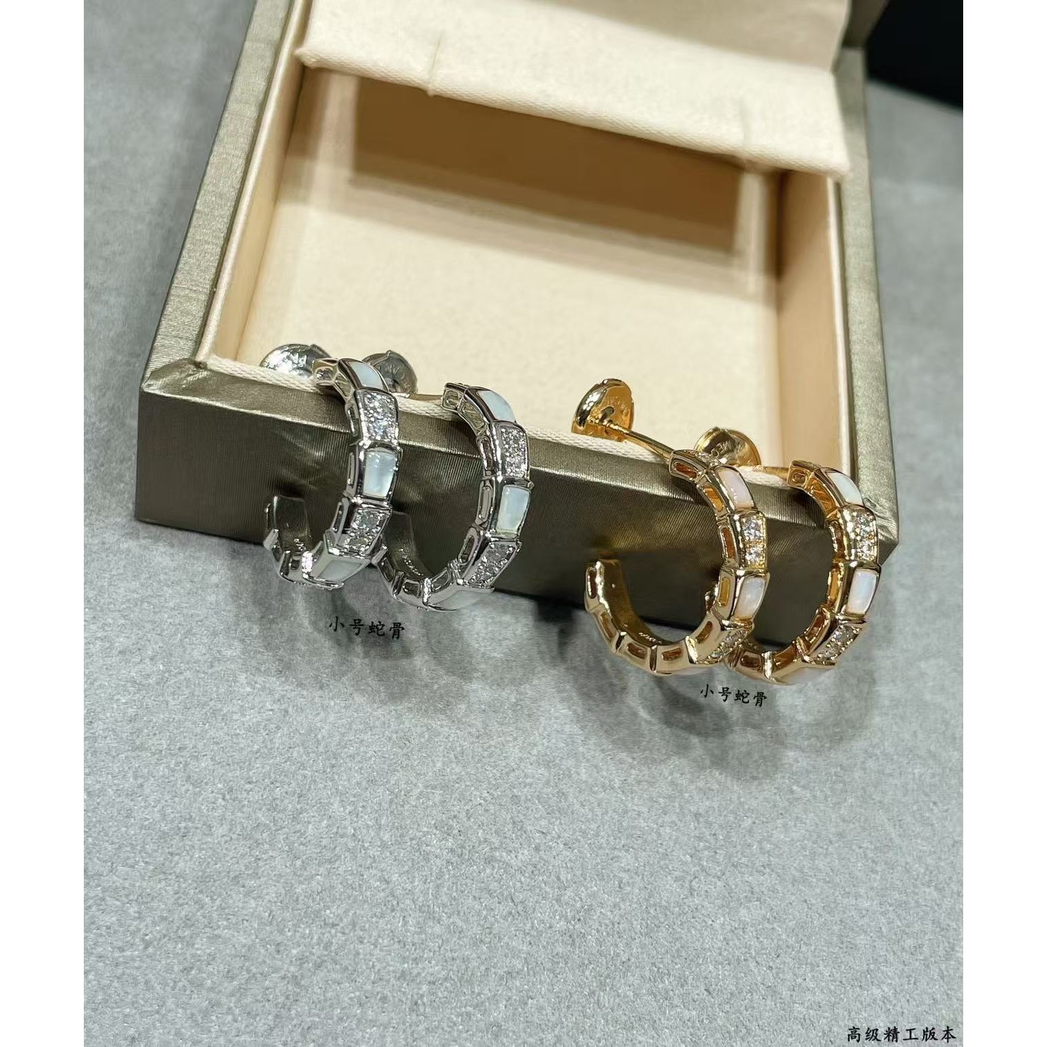 <p>BVLGARI&nbsp;贝壳蛇骨耳环</p>