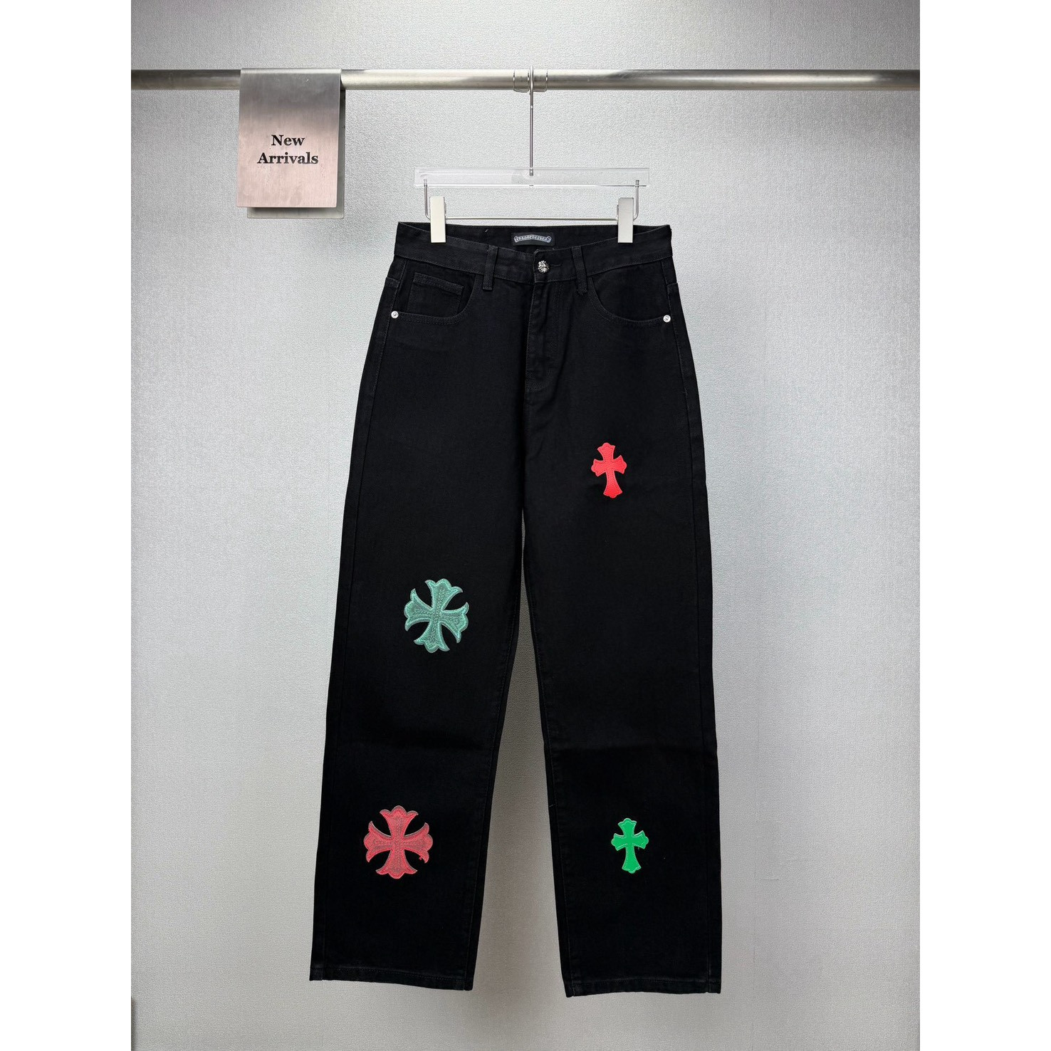 <p>CHROME HEARTS 红绿十字架拼皮情侣款水洗宽松牛仔裤((黑)</p>