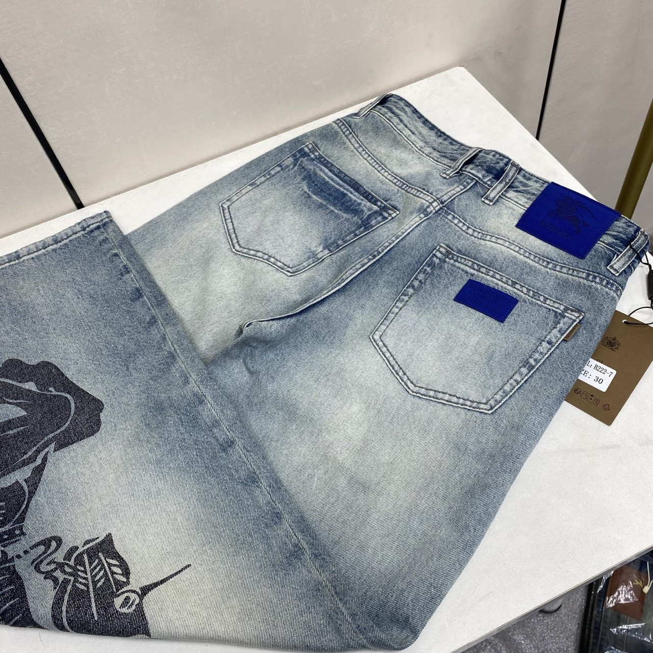 <p>BURBERRY&nbsp;丹宁水洗牛仔裤(222-7)</p>