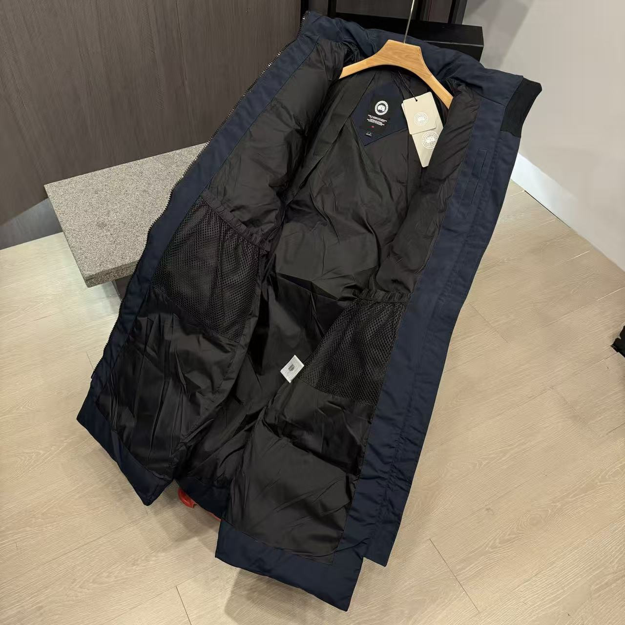<p>Canada Goose 可拆卸兜帽全長款羽绒服(藏青)</p>
