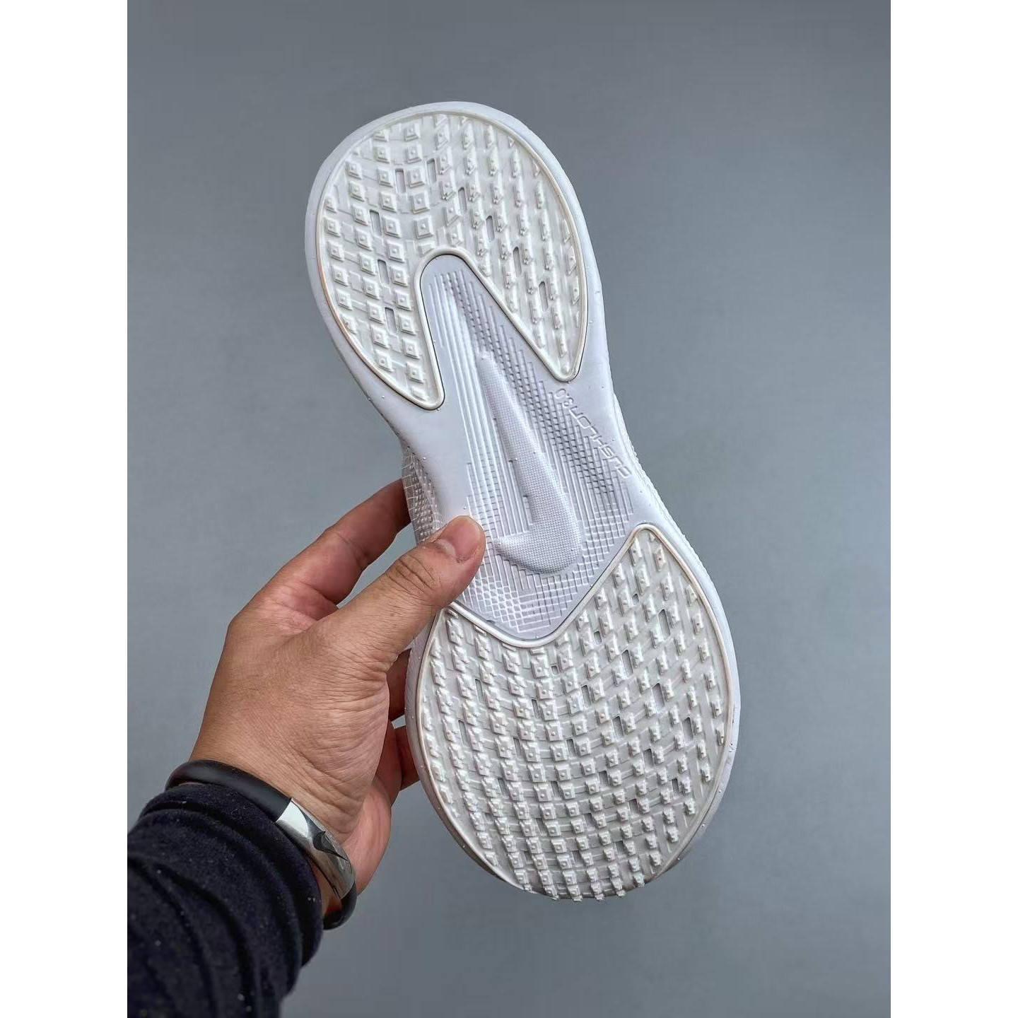<p>Nike AVA X&nbsp; 透气支撑跑步鞋(白)</p>