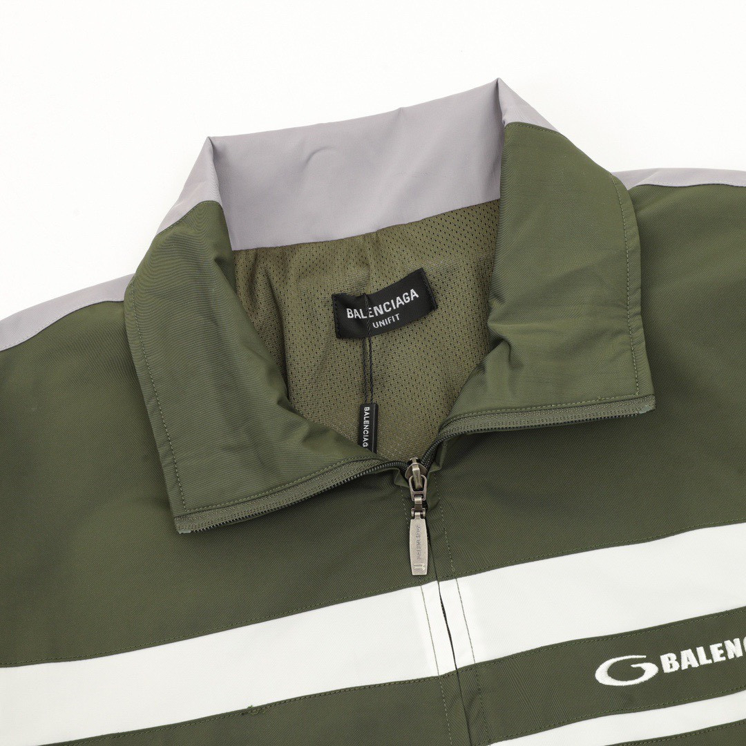 <p>Balenciaga 双色拼接字母刺绣风衣外套</p>