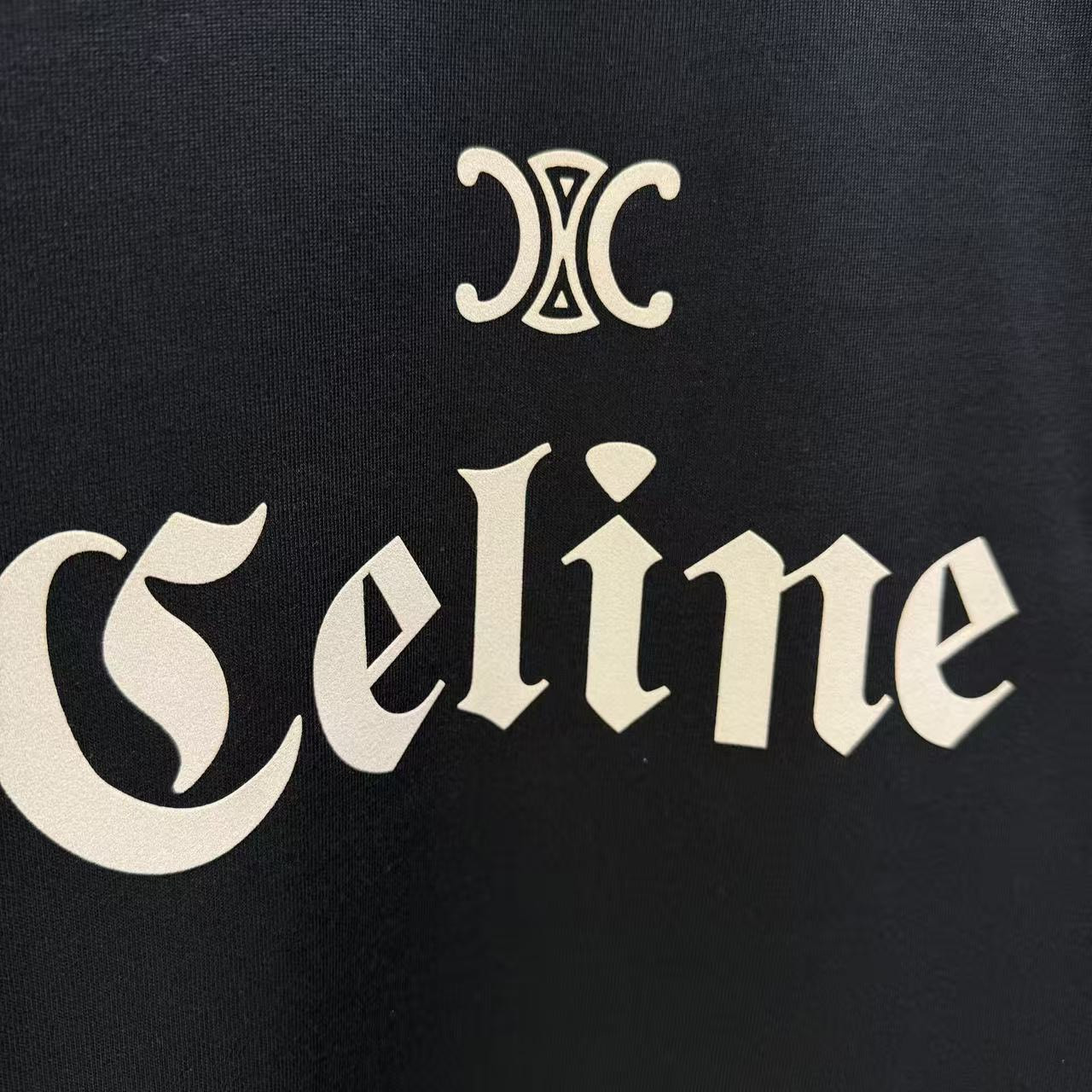 <p>CELINE 短袖T恤(黑)</p>