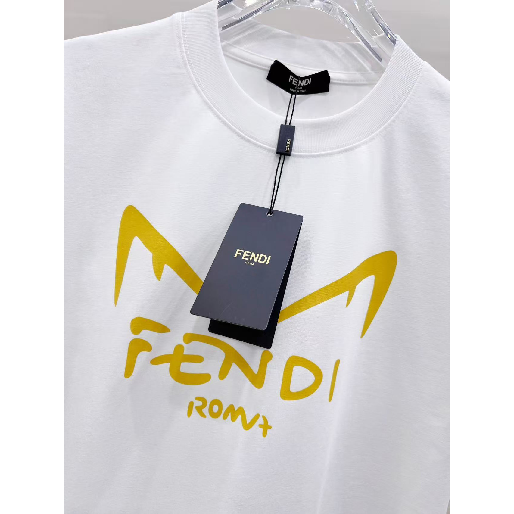 <p>FENDI 小怪兽眼睛字母印花短袖T恤(白)&nbsp;</p>
