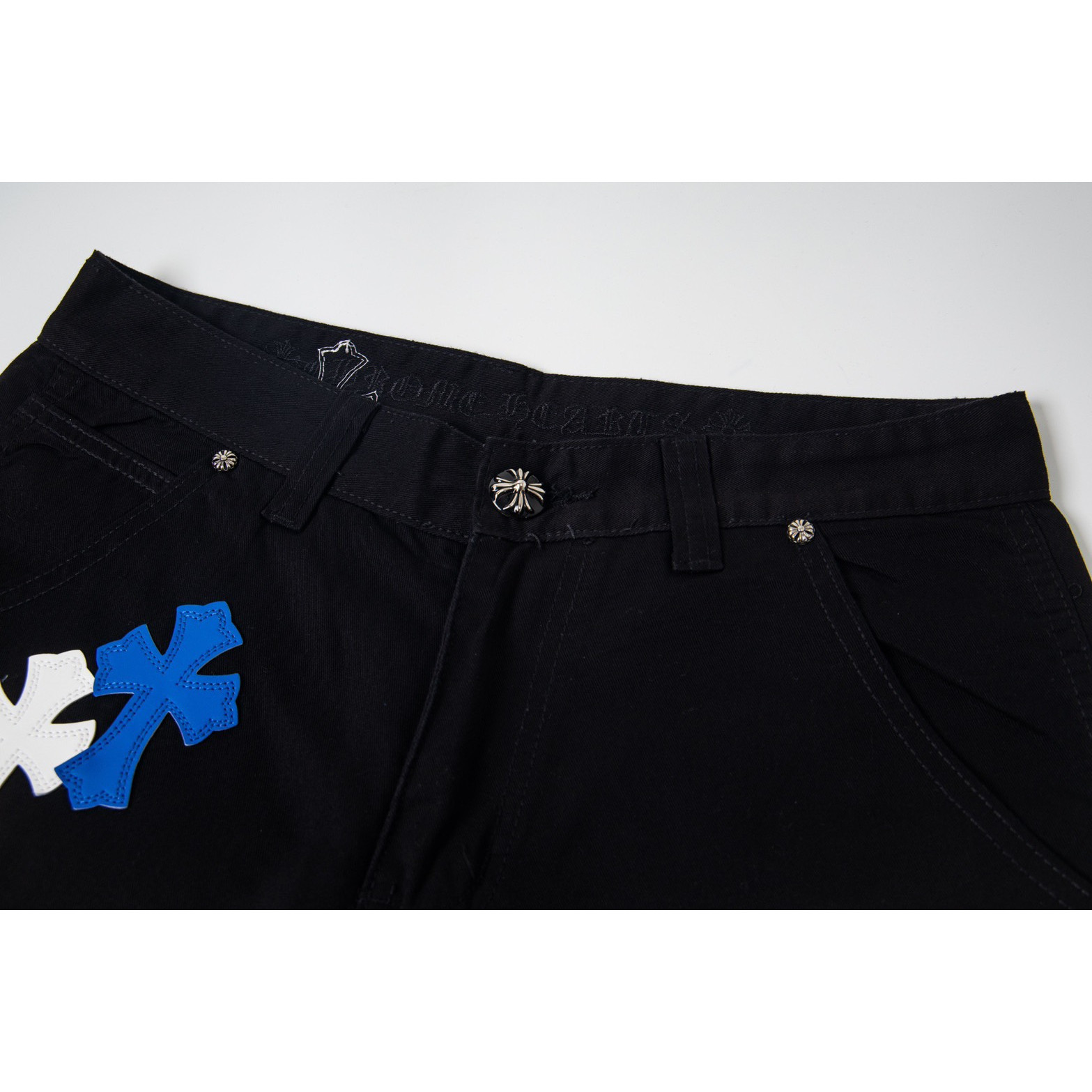 <p>CHROME HEARTS 伐木黑牛仔拼白蓝多皮爆款牛仔裤(1765#)</p>