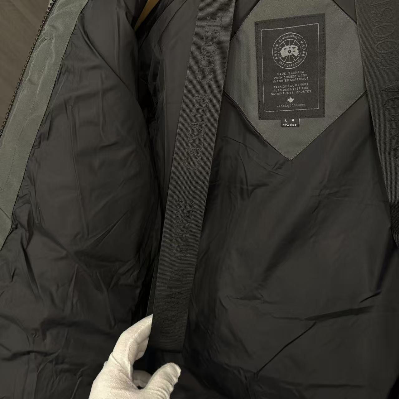 <p>Canada Goose Shelburn*派克大衣羽绒服(灰色黑標)</p>
