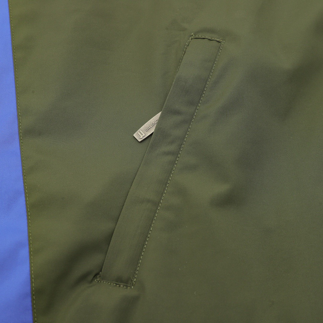 <p>Balenciaga 双色拼接字母刺绣风衣外套</p>