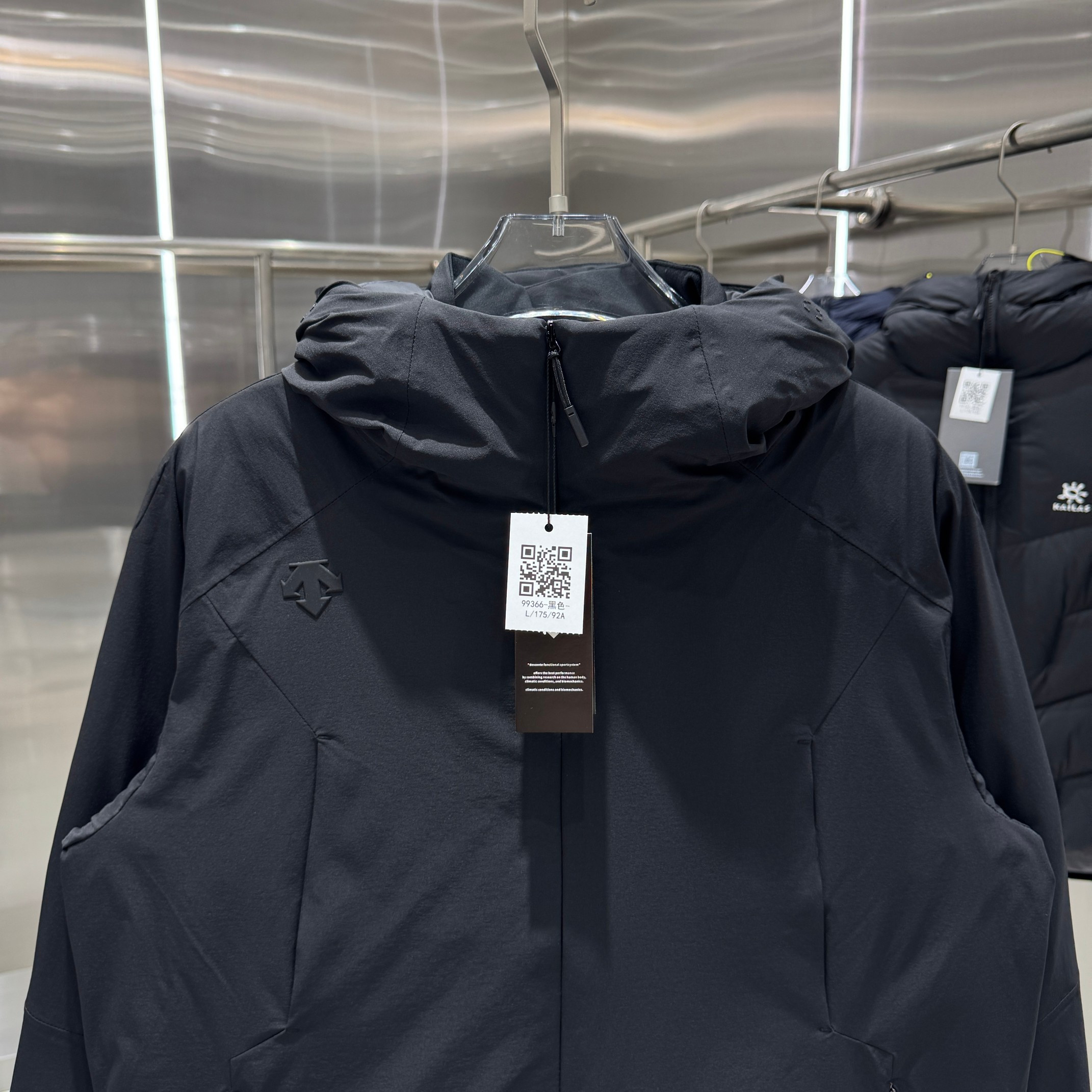 <p>DESCENTE 运动羽绒服(黑)</p>