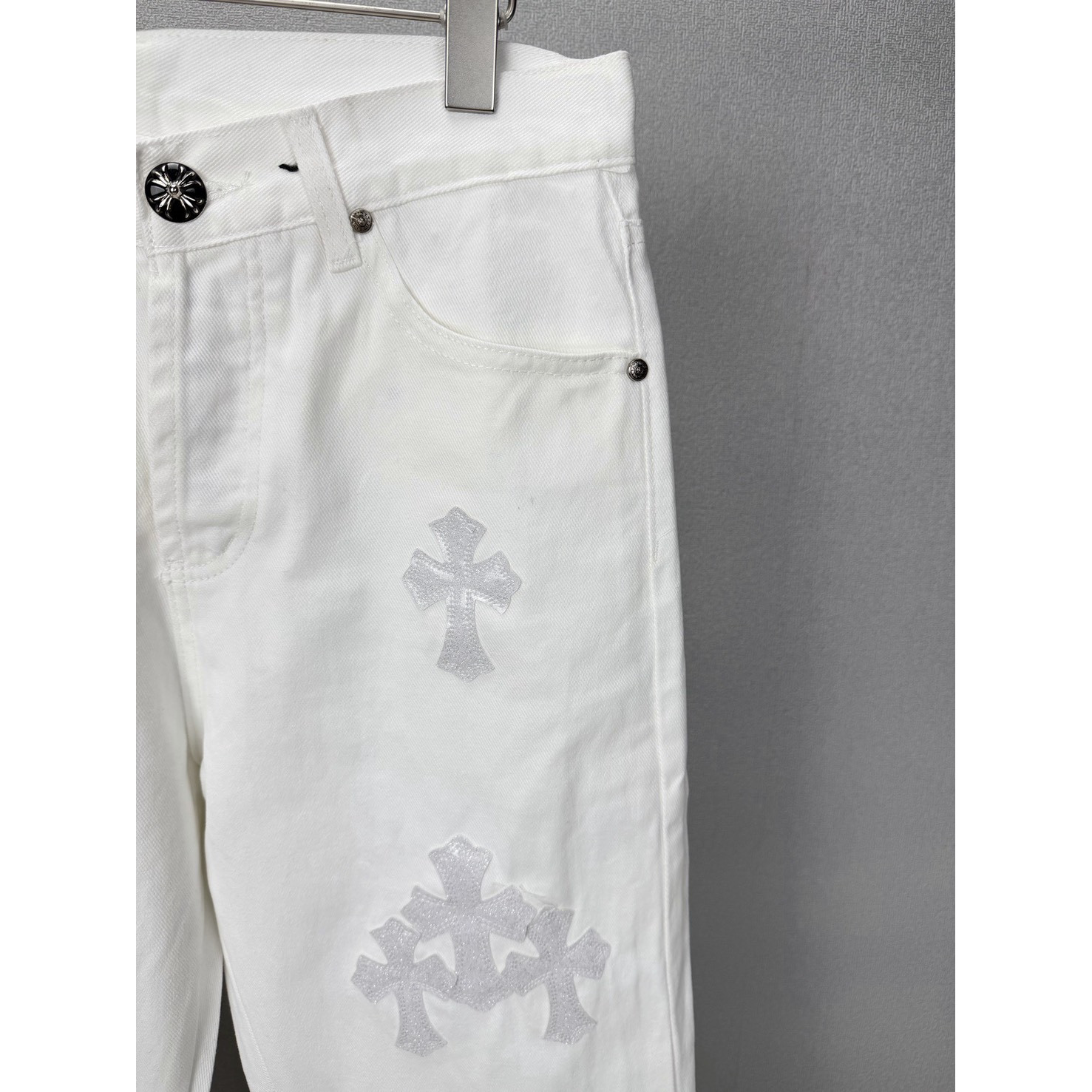<p>CHROME HEARTS 白色牛王星空十字架拼皮情侣款宽松牛仔裤&nbsp;</p>
