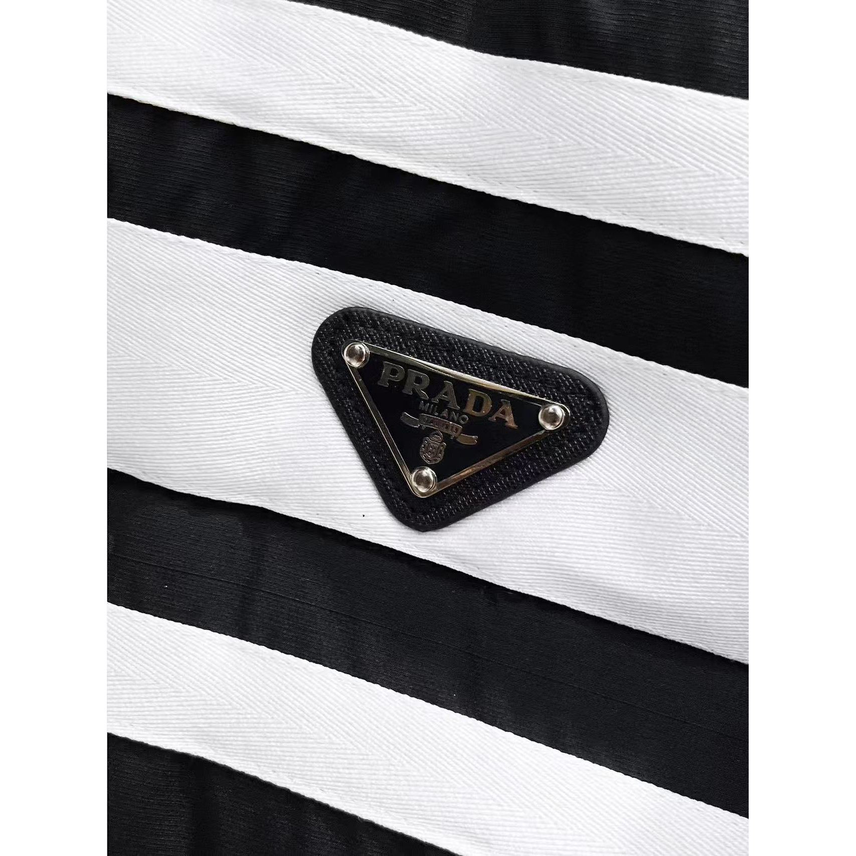<p>PRADA 秋冬新款羽绒服(黑)</p>