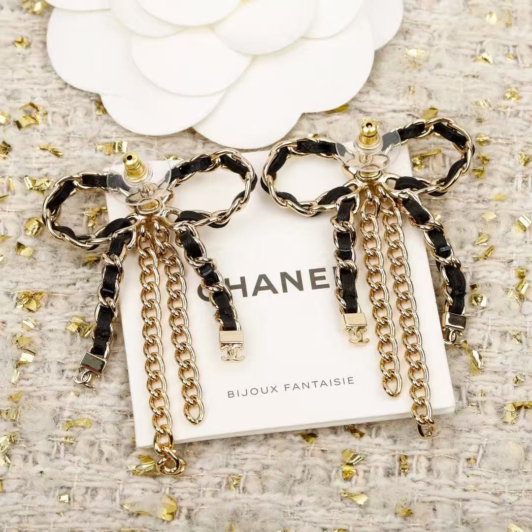<p>CHANEL&nbsp;黑皮蝴蝶结流苏耳环</p>