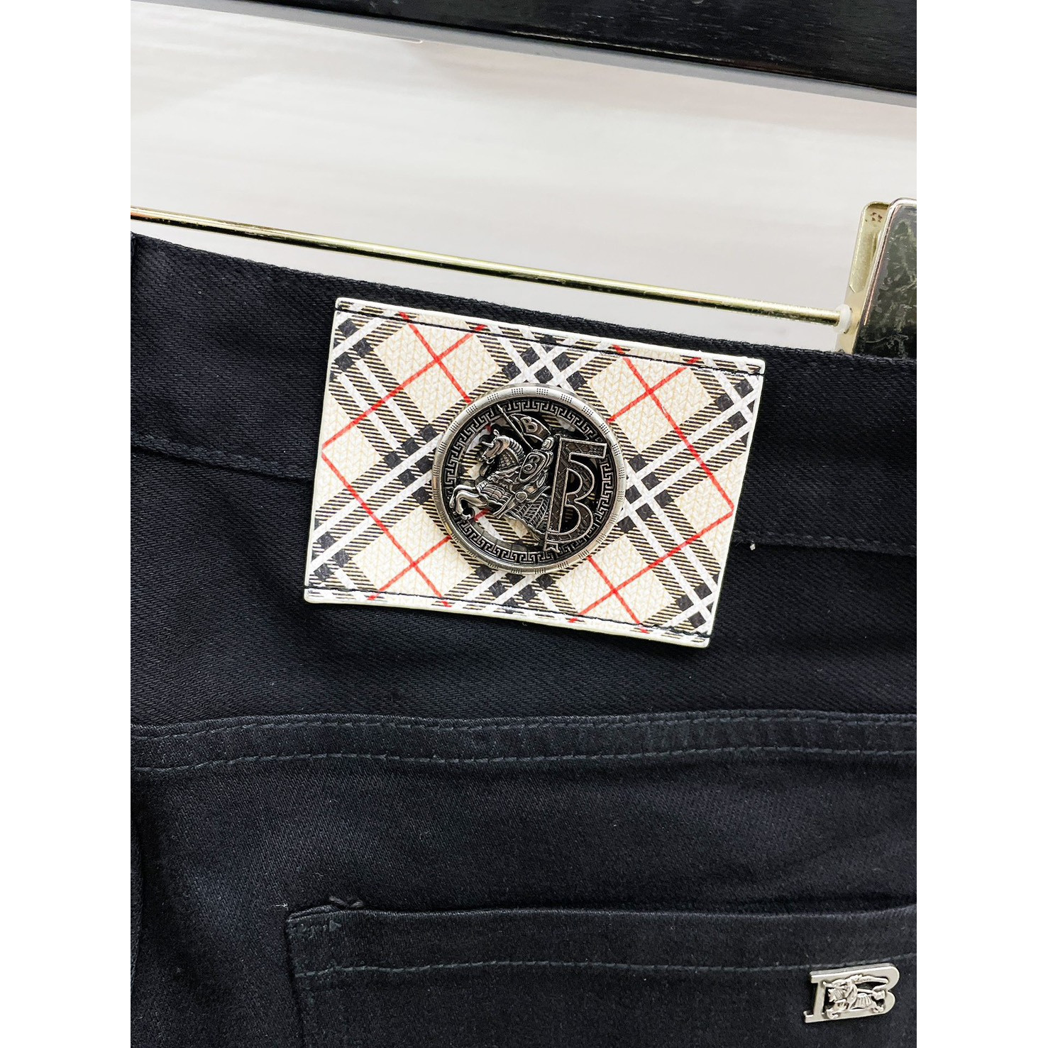 <p>BURBERRY&nbsp;高品质牛仔裤(黑)</p>