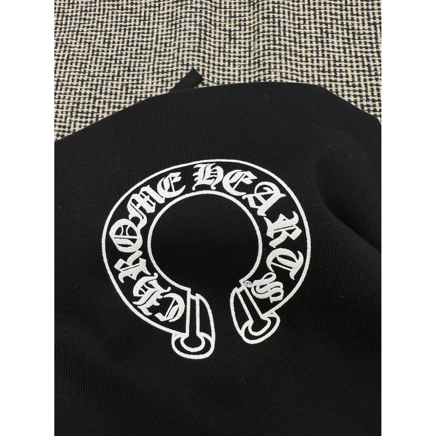 <p>Chrome Hearts 马蹄花纹手臂连帽拉链卫衣(黑底白梵文)</p>

<p>&nbsp;</p>